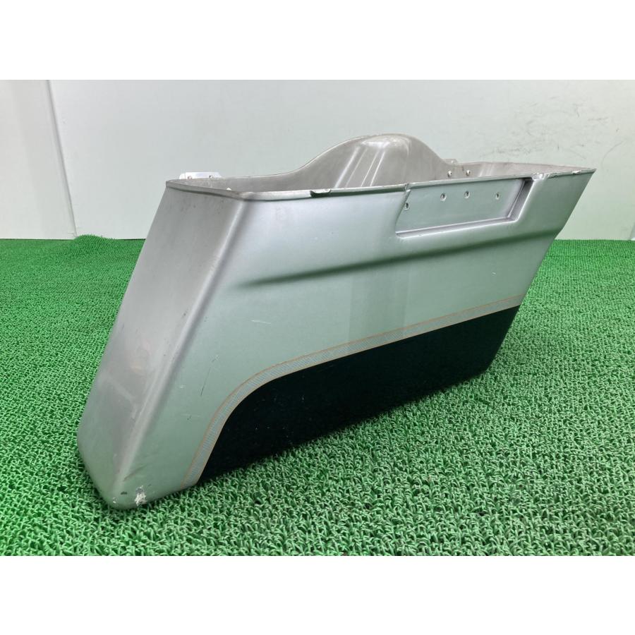 FLHTCU1450 パニアケース 右 黒/銀 ハーレー 純正 バイク 部品 修復素材やペイント素材に 品薄 希少品 車検 Genuine 【中古】 9 Harley Davidson（ハーレー・ダビッドソン） FLHTCU1450 パニアケース