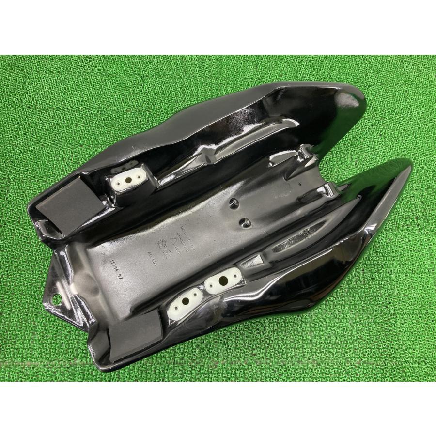 V11スポルト タンク 黒 01.10.02.30 モトグッチ 純正 バイク 部品 綺麗 良品 コケキズ無し 品薄 希少品 車検 Genuine 【中古】 35 Moto Guzzi（モト・グッツィ） V11スポルト タンク 黒 01.10.02.30
