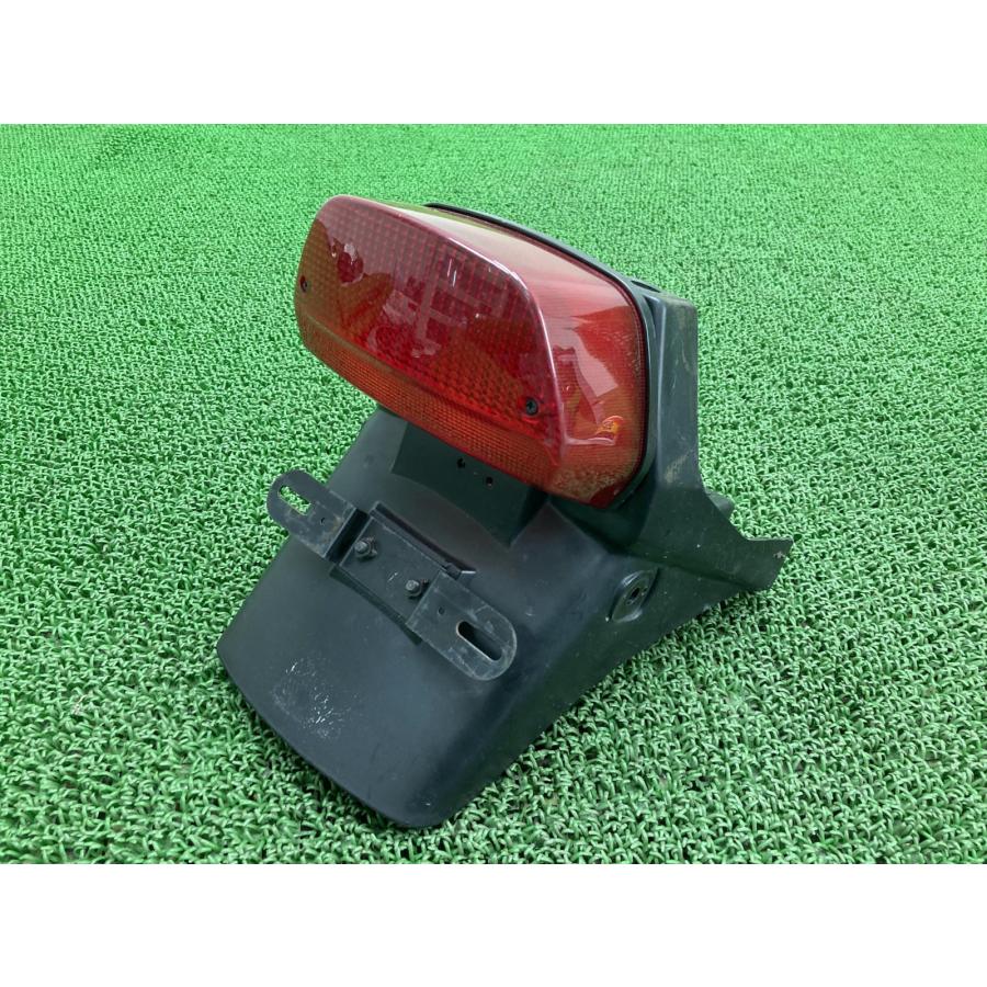 ゼファーカイ リアフェンダー 35023-1549 カワサキ 純正 バイク 部品 ZR400G 割れ欠け無し 品薄 希少品 テールランプ 【中古】 85 カワサキ（Kawasaki） ゼファーカイ リアフェンダー 35023-1549 純正
