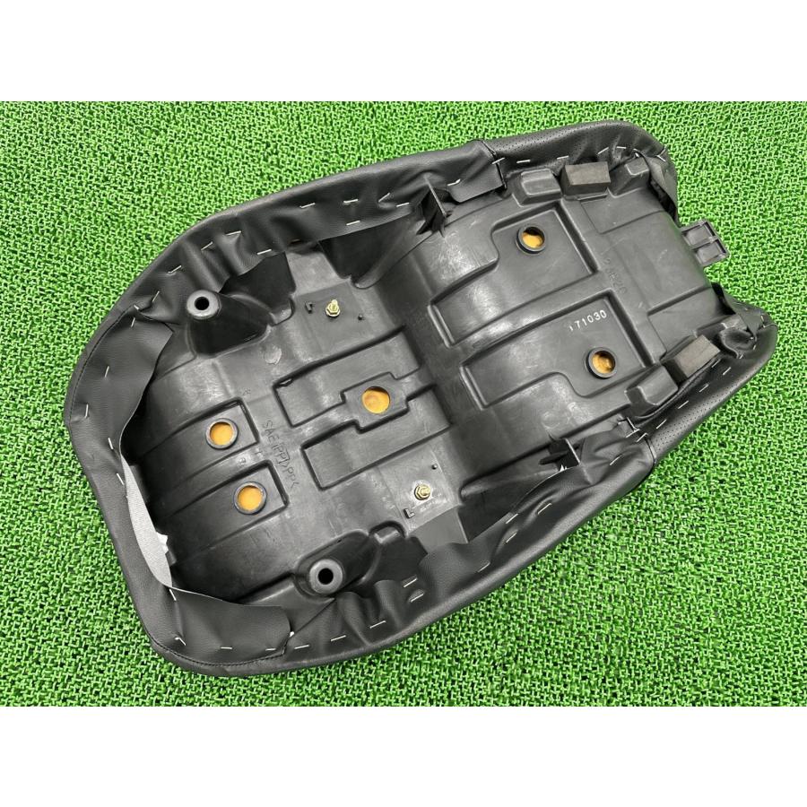 GSX400インパルス シート 23E20 スズキ 純正 中古 バイク 部品 GK79A アンコ抜き済 ワンオフカスタムシート 破れ無し 品薄 xW スズキ（SUZUKI） GSX400インパルス シート 23E20 純正 中古 バイク