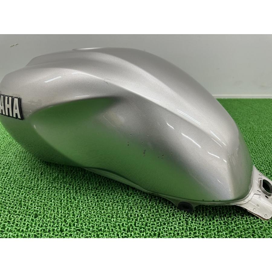 XJR1300ガソリンタンク中古 YAMAHA（ヤマハ） XJR1300 タンク 銀 純正 中古 バイク 部品 RP01J