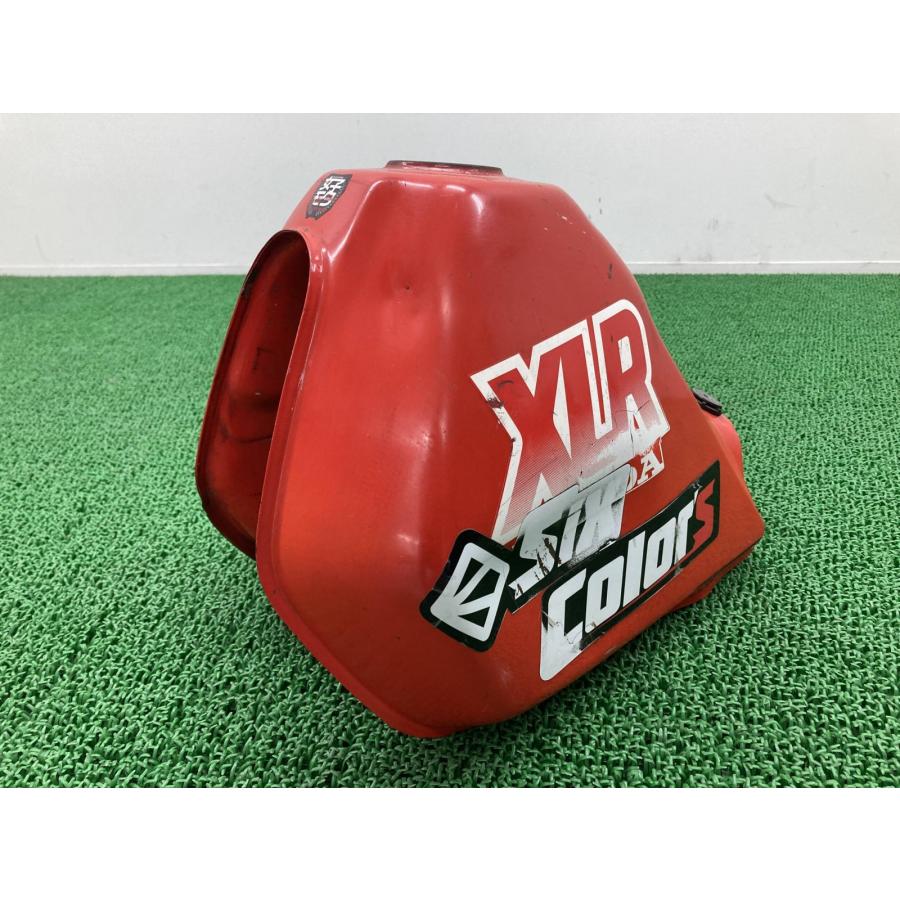 ホンダ（HONDA） XLR250R タンク 赤 純正 中古 バイク 部品 MD22
