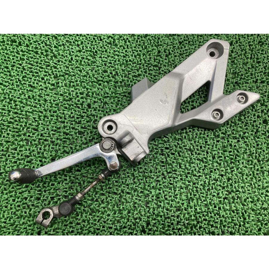 Vストローム250 ステップ 左 C1L スズキ 純正 中古 バイク 部品 DS11A 17-24年モデル DS12Eにも メインステップ ペグ sM スズキ（SUZUKI） Vストローム250 ステップ 左 C1L 純正 中古 バイク