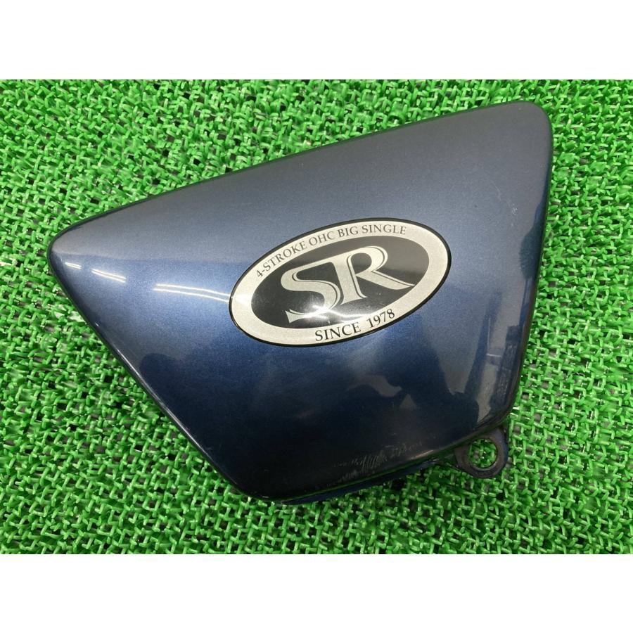 SR400 サイドカバー 右 紺M ヤマハ 純正 バイク 部品 1JR RH01J 割れ欠け無し 品薄 希少品 エンブレム 車検 Genuine 【中古】 45 YAMAHA（ヤマハ） SR400 SR500 サイドカバー 右 紺M 純正 中古 バイク