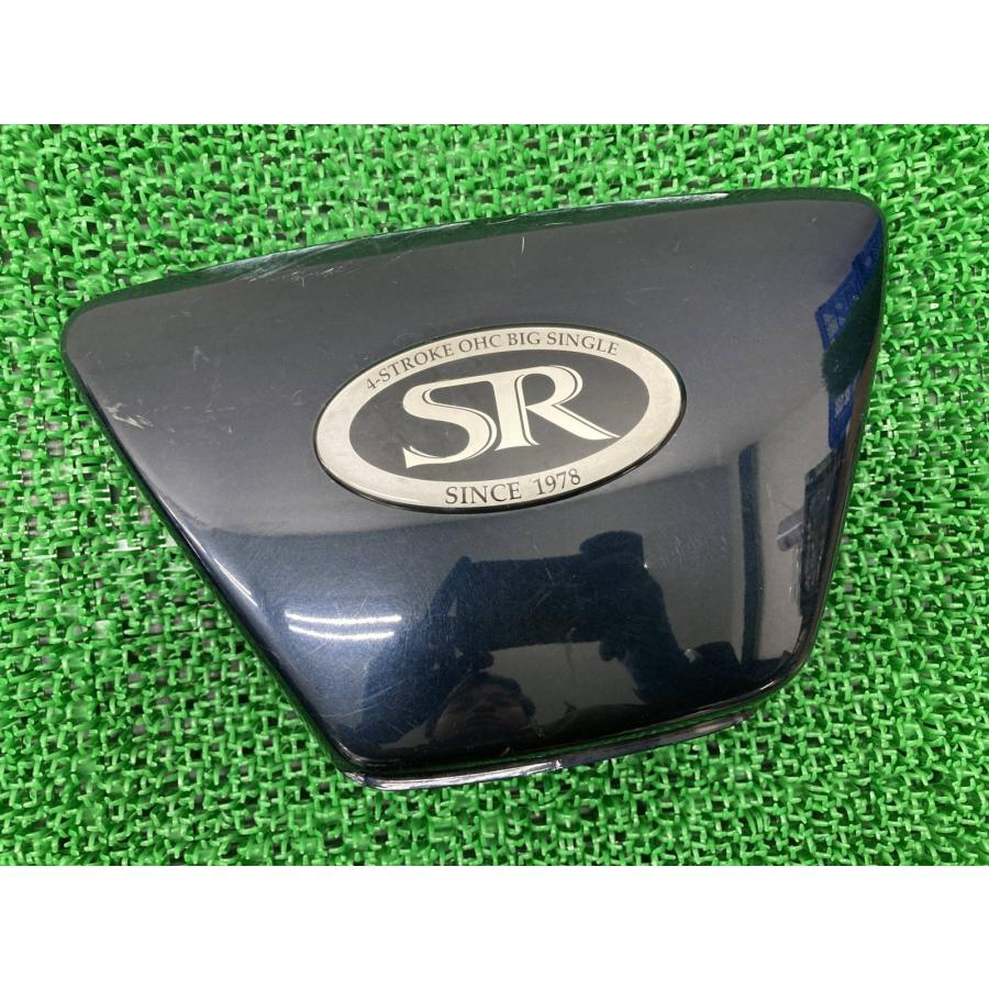 SR400 SR500 サイドカバー 左 銀 ヤマハ 純正 中古 バイク 部品 1JR RH01J 1JN エンブレム付き ペイント素材に 割れ欠け無し Xf YAMAHA（ヤマハ） SR400 SR500 サイドカバー 左 紺M 純正 中古 バイク