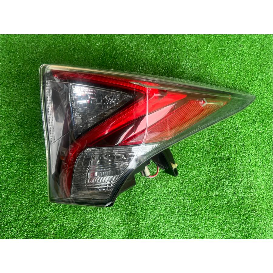 H28年 50 プリウス 右テールランプ 上側 中古品 即決 6008216 251226 M