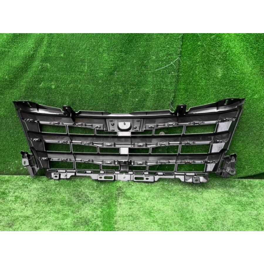 ノアフロントグリルUSED H27年 ZRR80 ノア フロントグリル 中古品 即決 0106041 260927 M 工場