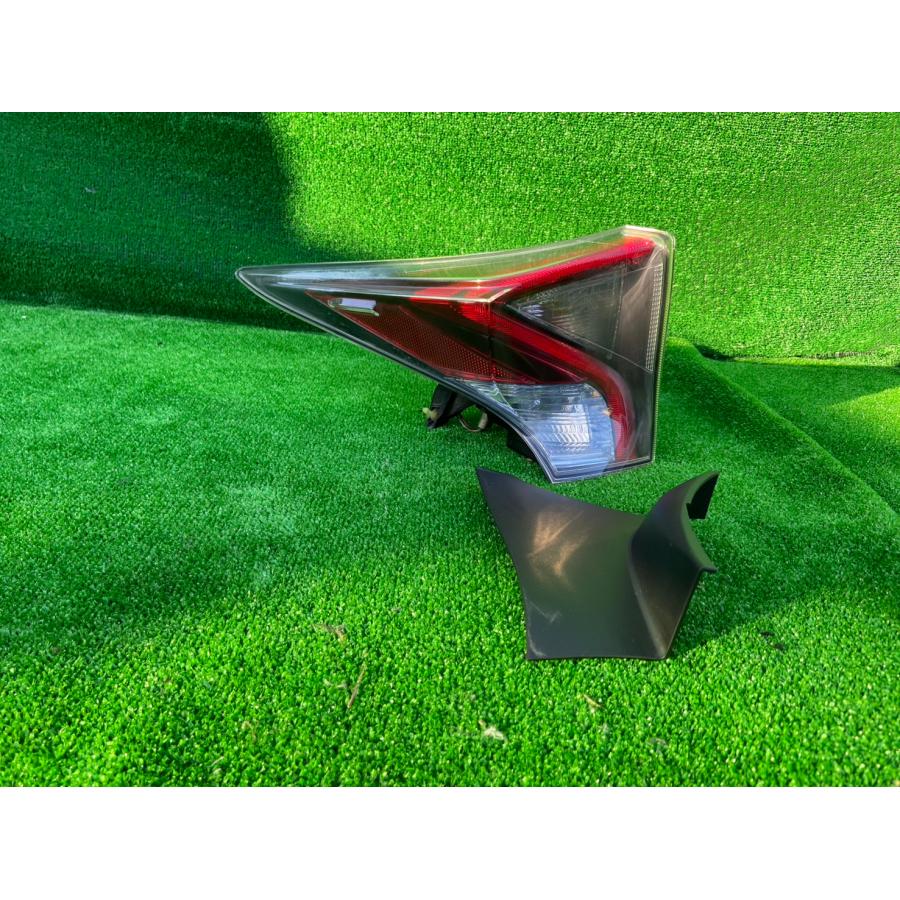 H28年 50 プリウス 左テールランプ 上側 中古品 即決 6056082 251231 M