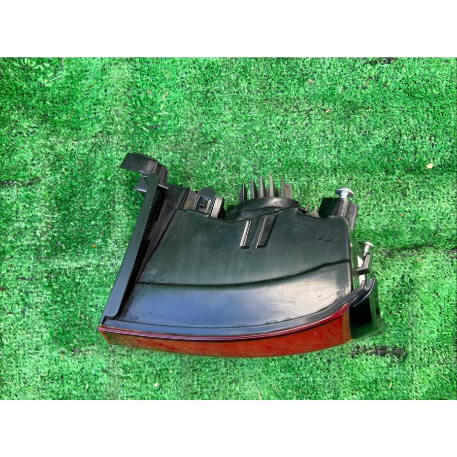 R3年 ZVW50 51 プリウス 右テールランプ 下側 81480-47020 中古品 即決