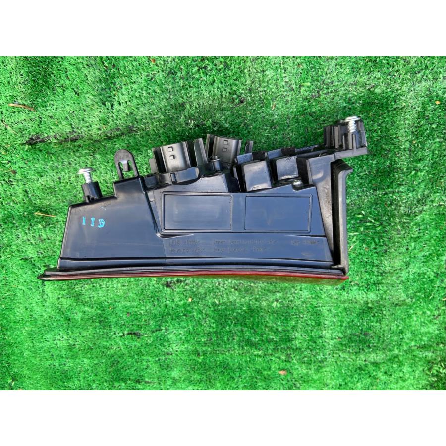 R3年 ZVW50 51 プリウス 右テールランプ 下側 81480-47020 中古品 即決