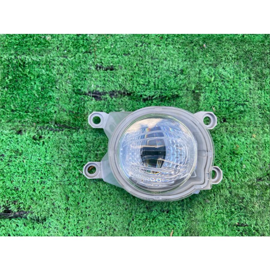 ５０　プリウス　右側　新品　フォグランプ　右側 R3年 ZVW50 51 プリウス フォグランプ 右側 中古品 即決 6192517