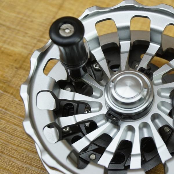 シマノ 13鱗夕彩 88スペシャル/N214M 未使用品 チヌ用リール シマノ 13鱗夕彩 88スペシャル/N214M 未使用品 チヌ用リール