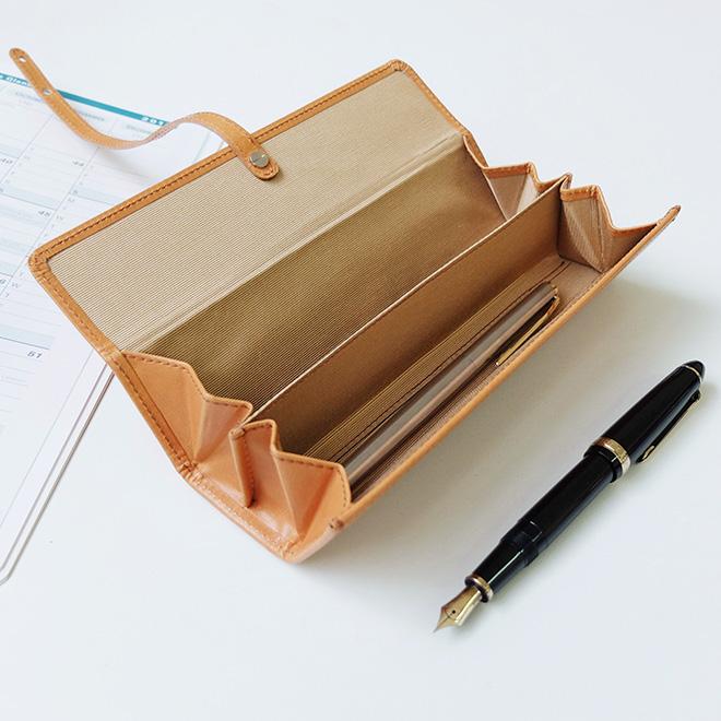 開ければ、まるでペントレイ】三角 ペンケース 【栃木レザー 開ければ、まるでペントレイ】三角 ペンケース 【栃木レザー