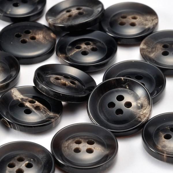 水牛ボタンK-250 COLOR.8 黒,白い斑点,筋20mm 老舗テーラー御用達スーツボタン専門店の高級ボタン |  | 01