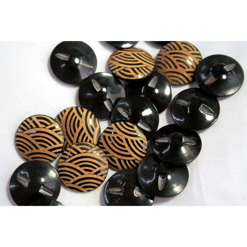 水牛ノルカ COLOR．200 15mm 水牛を削って柄を出した高級ボタン紳士服スーツジャケットの袖口・袖ボタンに |  | 01