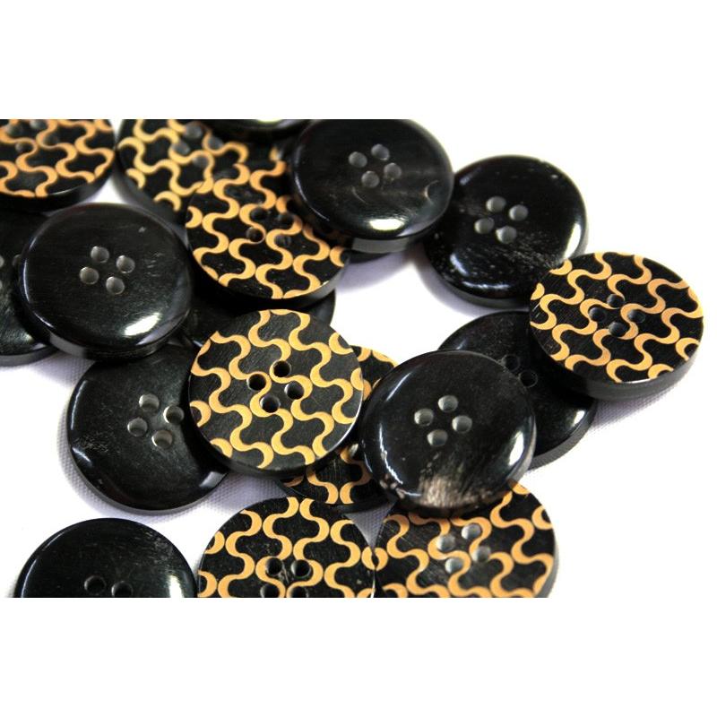 水牛ノルカ COLOR．188 15mm 水牛を削って柄を出した高級ボタン紳士服スーツジャケットの袖口・袖ボタンに |  | 01