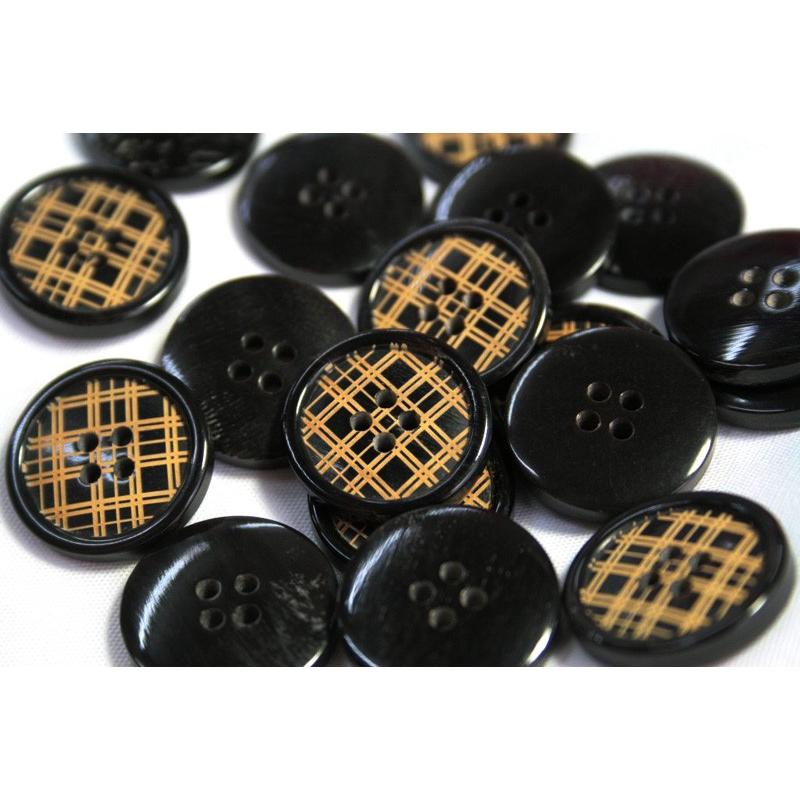 水牛ノルカ COLOR．129B 15mm 水牛を削って柄を出した高級ボタン紳士服スーツジャケットの袖口・袖ボタンに |  | 01