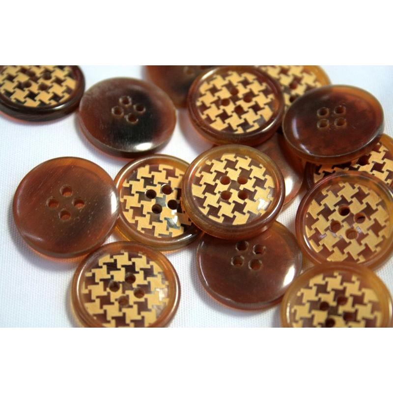 水牛ノルカ COLOR．137L 15mm 水牛を削って柄を出した高級ボタン 老舗テーラー御用達スーツボタン専門店の高級ボタン |  | 01