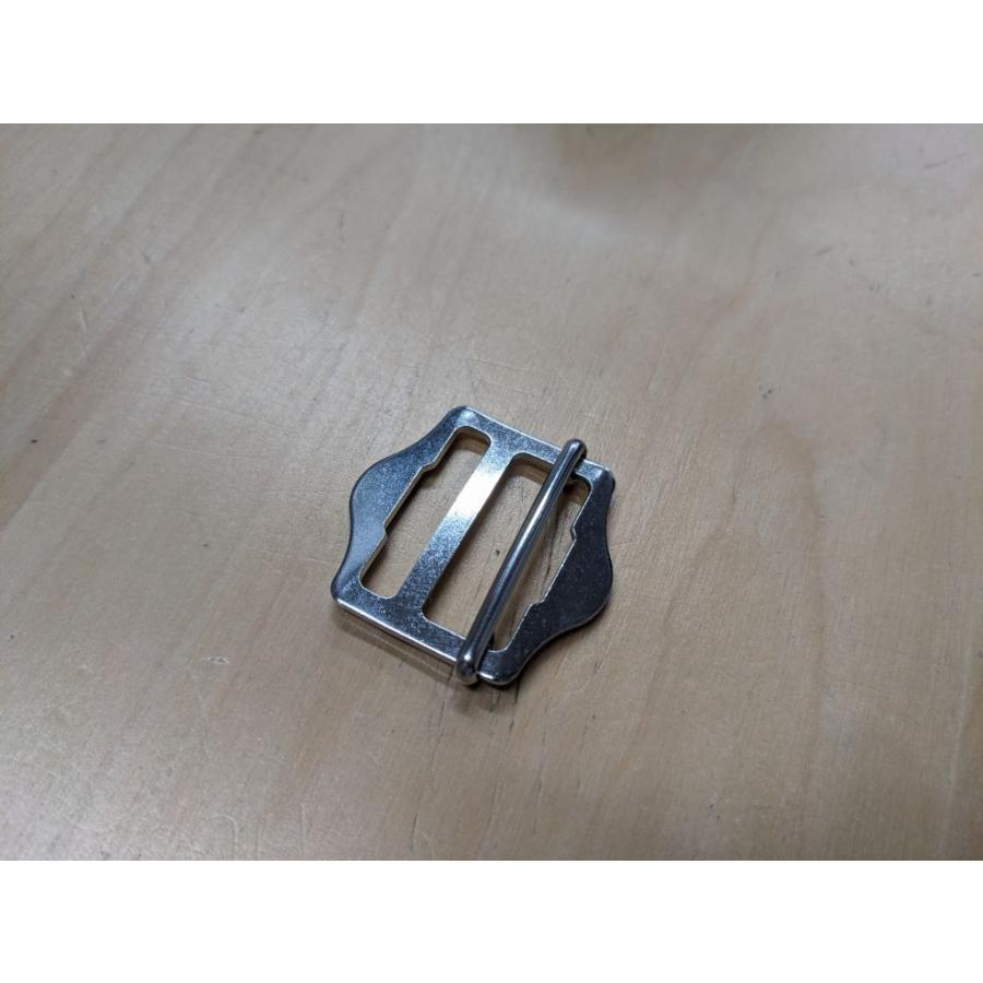 尾錠(546)(シルバー25mm)[1個辺り] 紳士チョッキやベストの後ろに使う金具 チョッキ用尾錠,ベスト用尾錠 | 