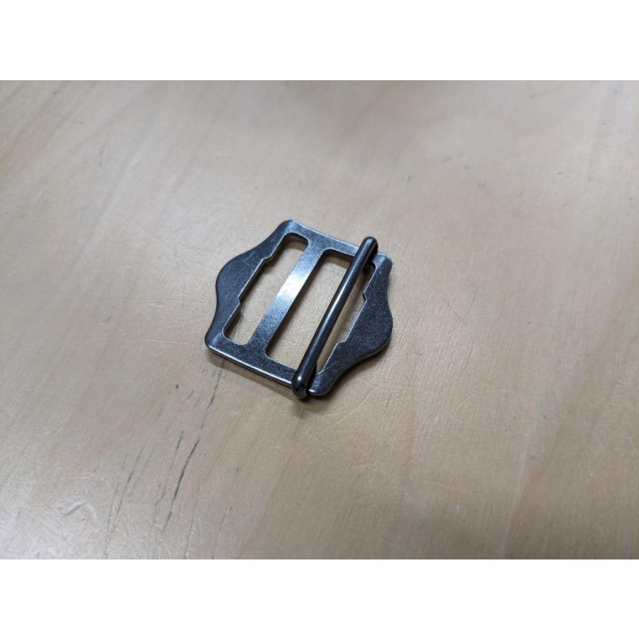 尾錠(546)(ブラック25mm)[1個辺り] 紳士チョッキやベストの後ろに使う金具 チョッキ用尾錠,ベスト用尾錠 | 