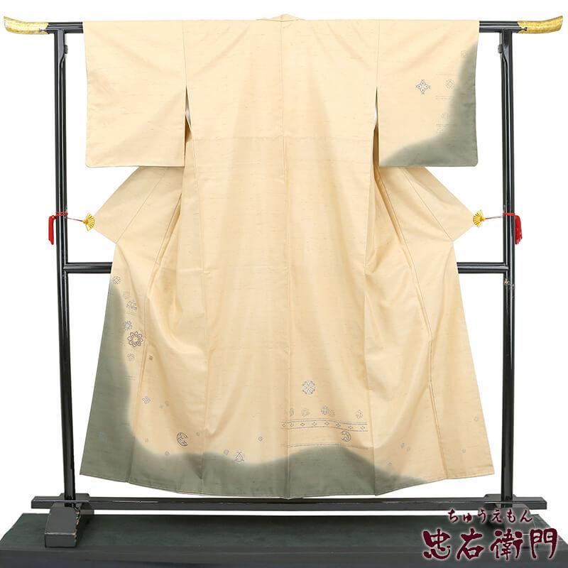 中古 忠右衛門 牛首紬 訪問着 白山工房 市川純一郎 リサイクル カジュアル 着物 正絹 証紙 落款 ベージュ 華文 裄64.5cm 送料無料 あすつく