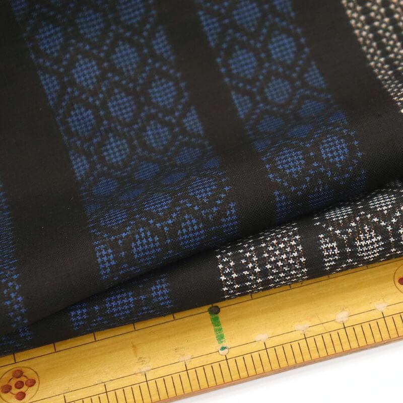 中古 本場大島紬 紬着物 大島紬 レディース 正絹 黒 青 縞柄 アンティーク風 証紙付き 身丈168cm 裄丈67.5cm リサイクル着物_4