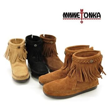 あなたにおすすめの商品 Minnetonka ミネトンカ レディース Hi Top Back Zip Boot スタッドフリンジ付き ショートブーツ 292 293 297 299 ブーツ