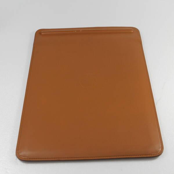 〔中古〕Apple(アップル) 10.5インチiPad Pro用レザースリーブ サドルブラウン MPU12FE／A〔269-ud〕 |  | 01