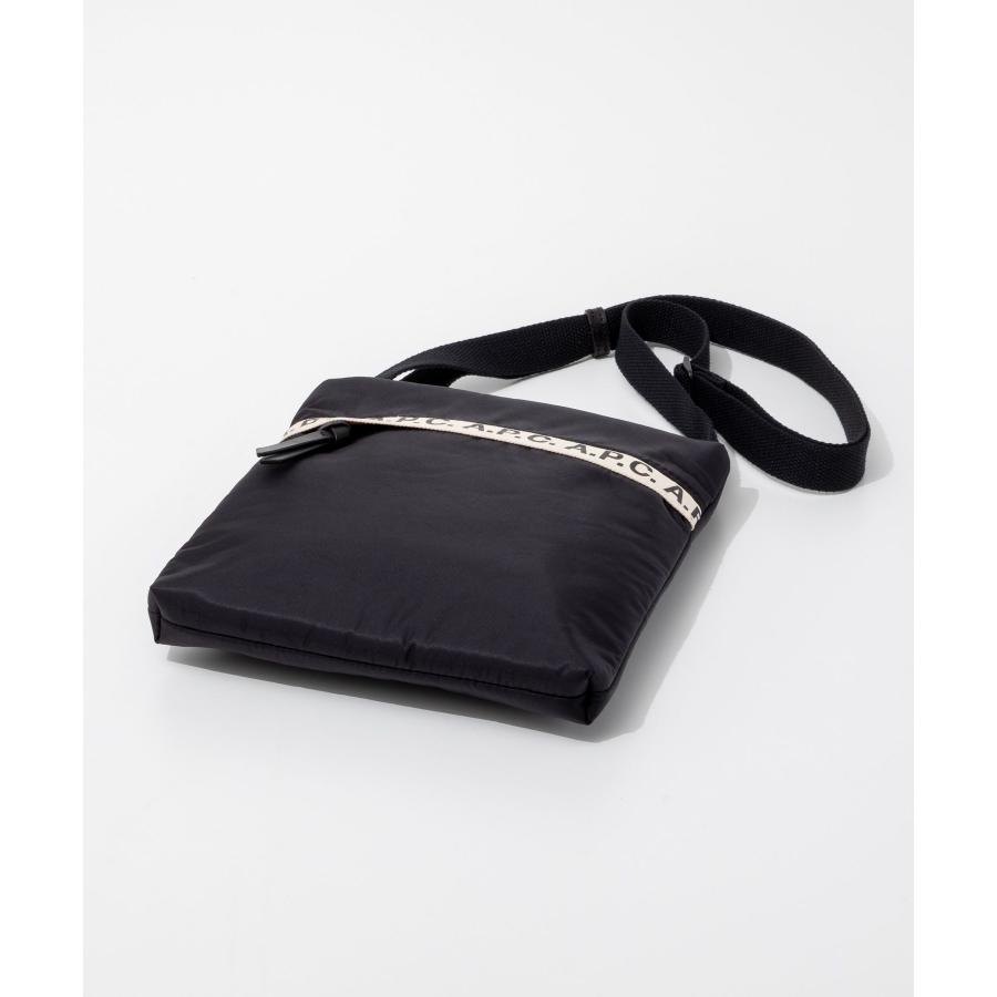 A.P.C. ブラックレザーショルダーバッグ アーペーセー A.P.C. バッグ ショルダーバッグ 定番 ブラック