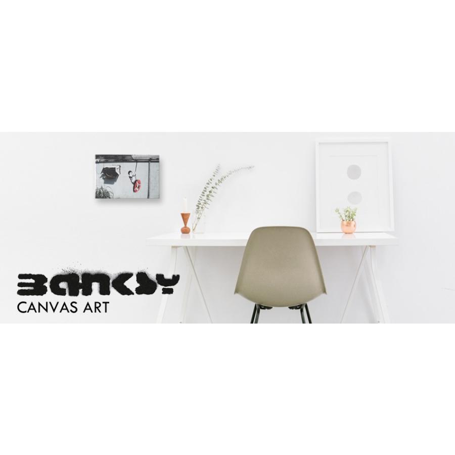 BANKSY CANVAS ART バンクシー キャンバスアート スモール 30cm × 21cm × 3.5cm Boy Swing Dingy｜ukclozest｜02