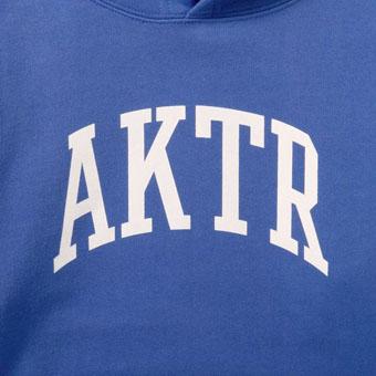 バスケットパーカー ジュニア キッズ ウェア  秋冬物 アクター AKTR KIDS COLLEGE LOGO SWEAT P AKTR ジュニア キッズ ウェア パーカー 秋冬物 アクター KIDS COLLEGE