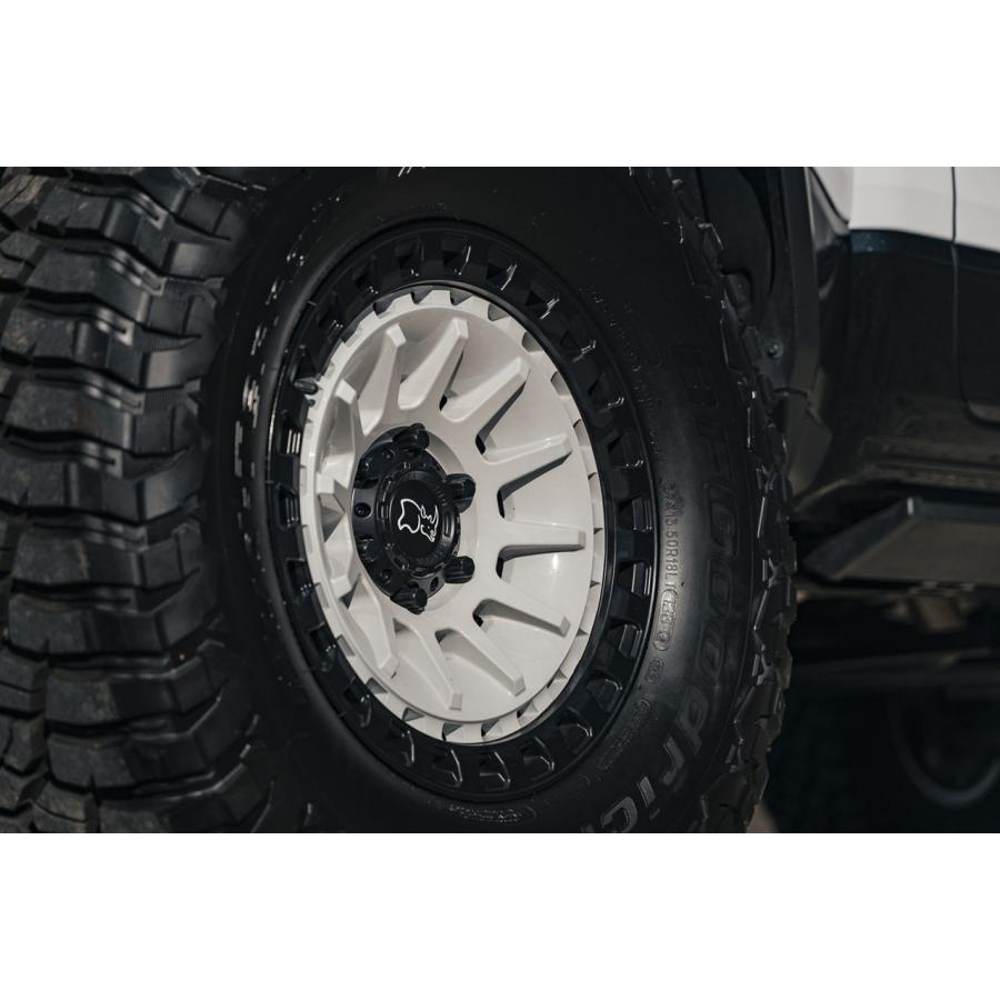BLACK RHINO BARRAGE グロスホワイトオンマットブラック 18インチ