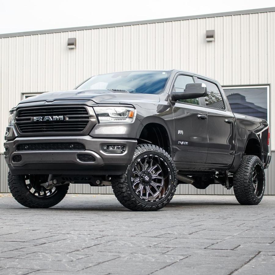 TIS OFFROAD 560BM グロスブラックミルド 24インチアルミホイール