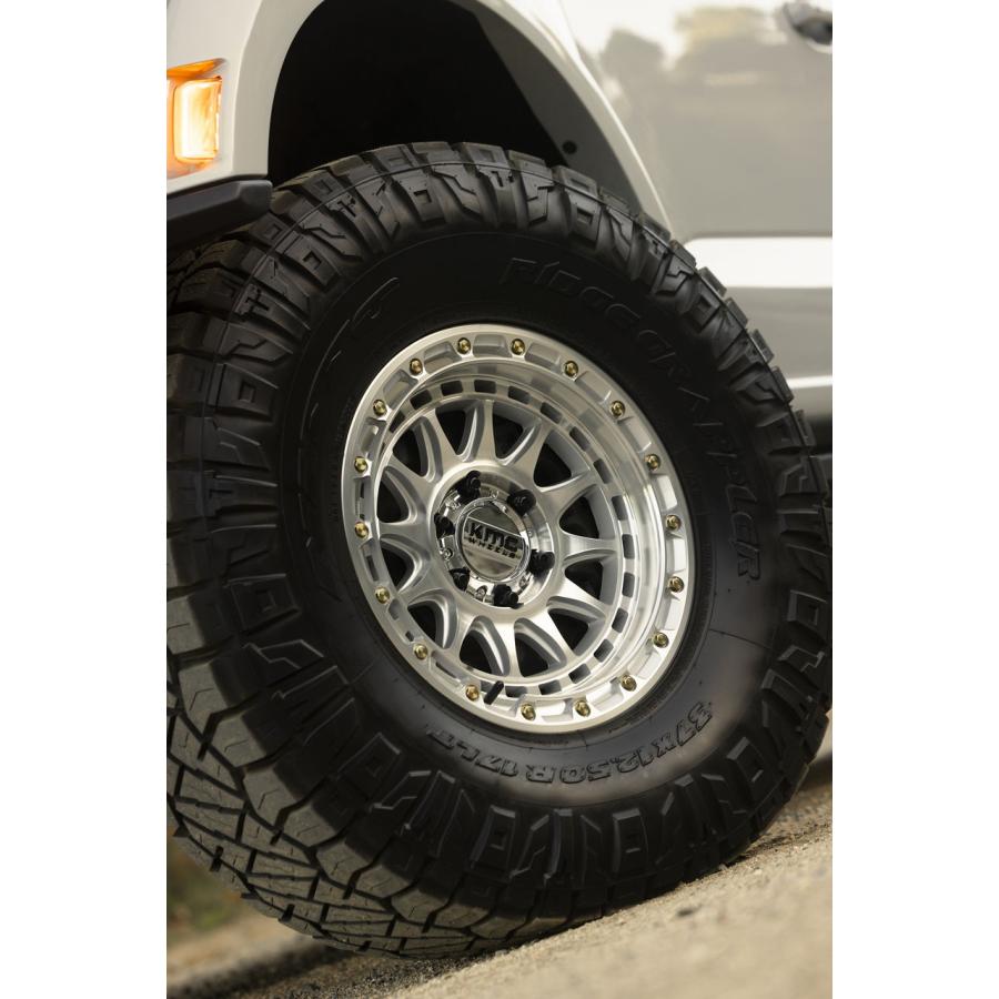 KMC KM556 CRUX グロスシルバー/マシンドフェイス 17インチアルミ