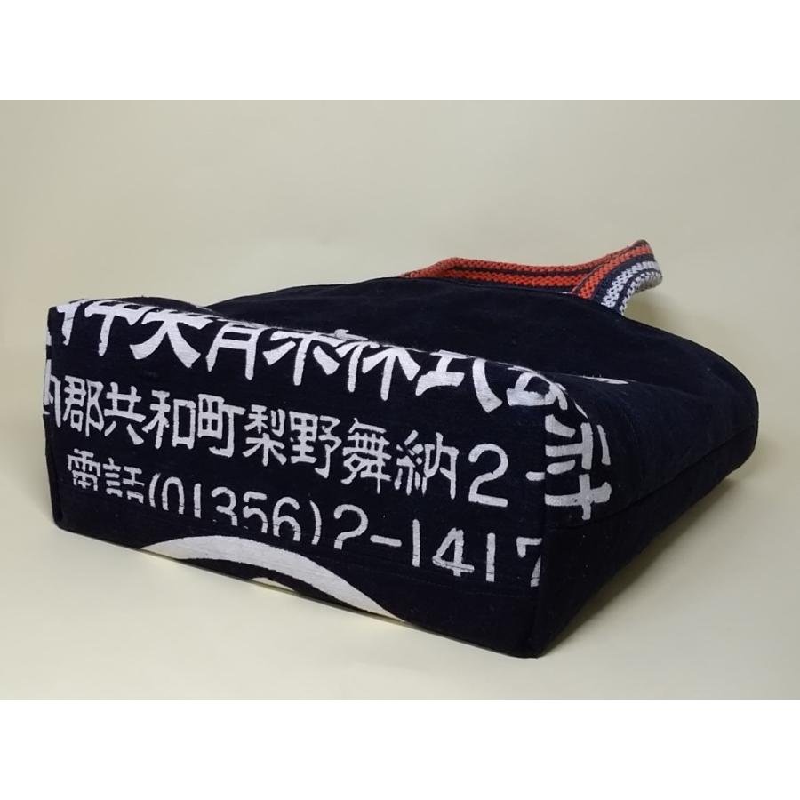 帆前掛けトートバッグ リメイク 大きいロゴトート 隠しポケットの底板