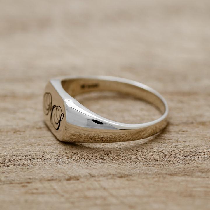 オーバル型シルバーレディース指輪・美品・リング925刻印有り・10号 シグネットリング 指輪 イニシャル シルバー925 プレゼント