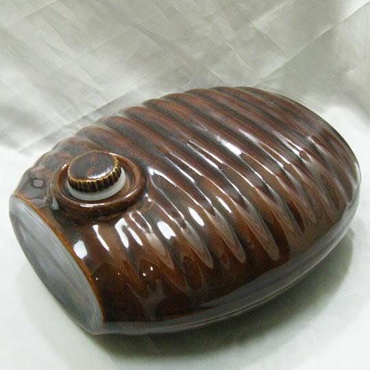 昭和レトロ】布団の中で温かさが長く持続する陶器の湯たんぽ あめ色