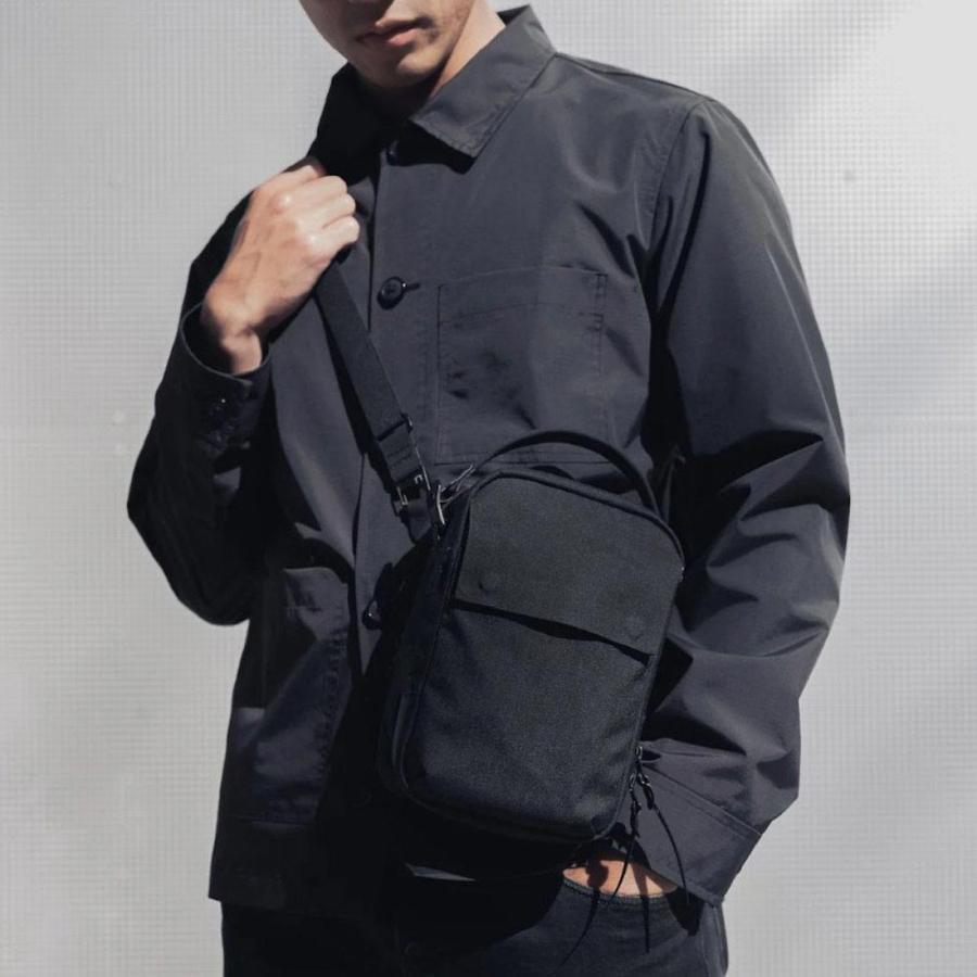 美品 BLACK EMBER トラベルショルダーバッグ KOMPAK 旅行 防水 SALE)Black Ember(ブラックエンバー)コンパック ショルダーバッグ
