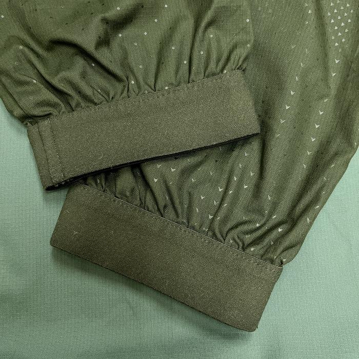 PUMA（プーマ） 薄手 プルオーバージャケット 腹部にメッシュポケット