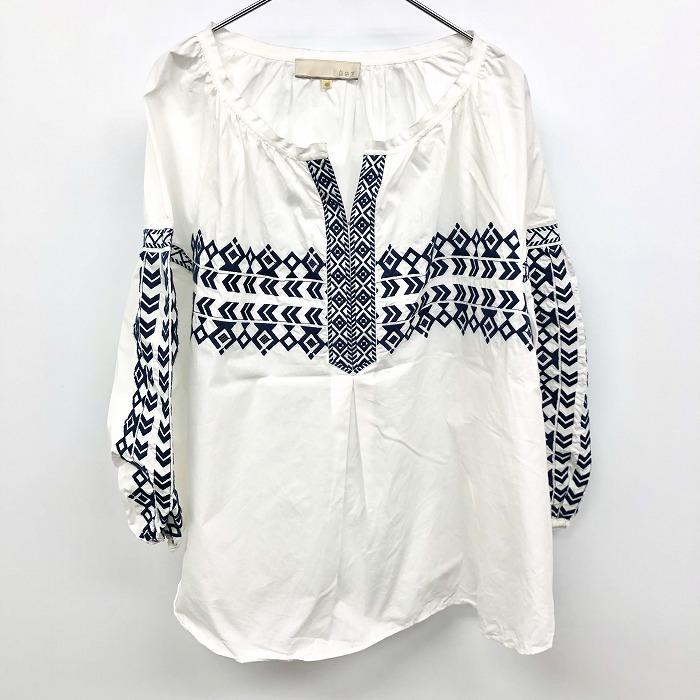 自由区 - 40 レディース プルオーバー ブラウス 民族柄刺繍 フロントホック キーネック 襟カットオフ 長袖 綿100% ホワイト×ネイビー 白 | 自由区