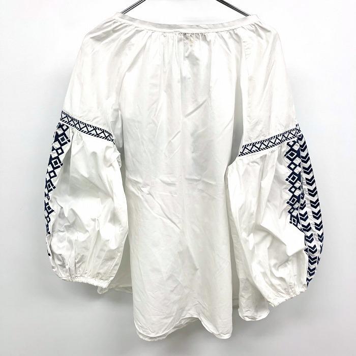 自由区 - 40 レディース プルオーバー ブラウス 民族柄刺繍 フロントホック キーネック 襟カットオフ 長袖 綿100% ホワイト×ネイビー 白 | 自由区 | 01