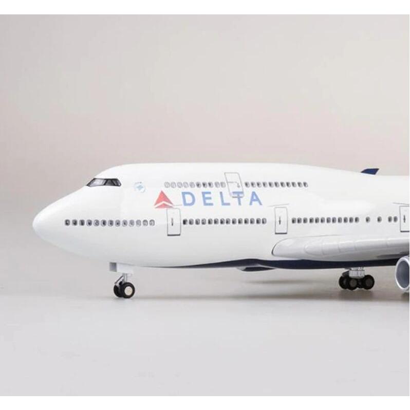 デルタ航空B747 航空機模型 模型 飛行機 アメリカ LED点灯 USB充電 スタンド付 旅行 エアライン 旅客機 旅 おもちゃ コレクション