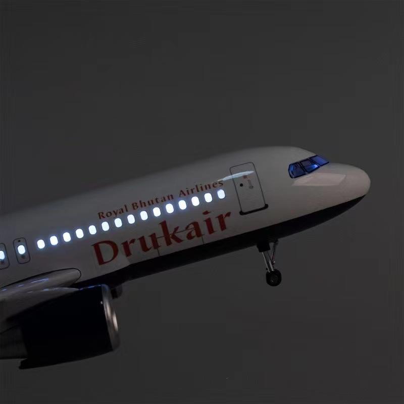 模型飛行機 ロイヤル ブータン航空 A320 光る LED ランディングギ 模型 ロイヤル ブータン航空 A320 模型飛行機 模型 飛行機 航空機 1
