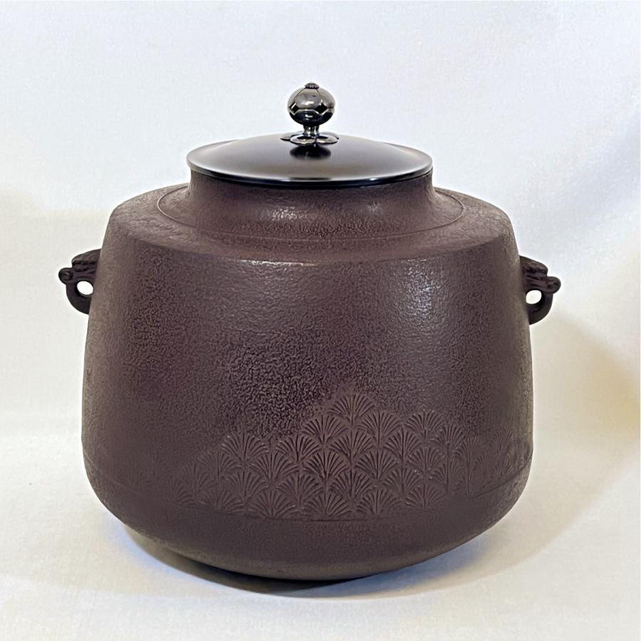 骨董品　茶道具　肩衝釜　蓋つまみ装飾豪華￼ 昭和36年以前の品　共箱　S80KK 尋牛斎宗匠書付】釜師 角谷一圭作 若松地紋 肩衝釜 南鐐摘蓋添え 風炉