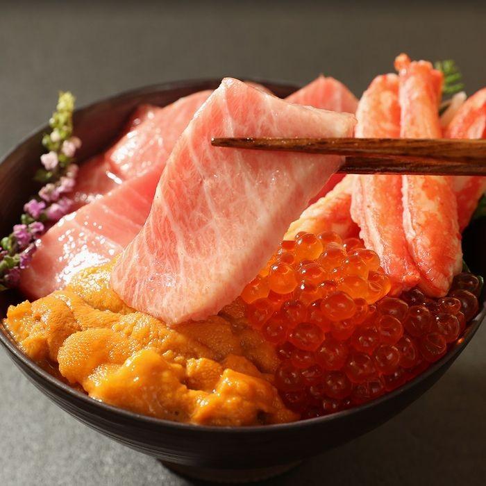 五色海鮮丼（本まぐろ大トロ 中トロ 生うに いくら ずわいがに） 4〜7人前 最高級 刺身 在宅 母の日 歳末 お歳暮 年末グルメ 贈答 迎春 | おさかな問屋 魚奏 | 01