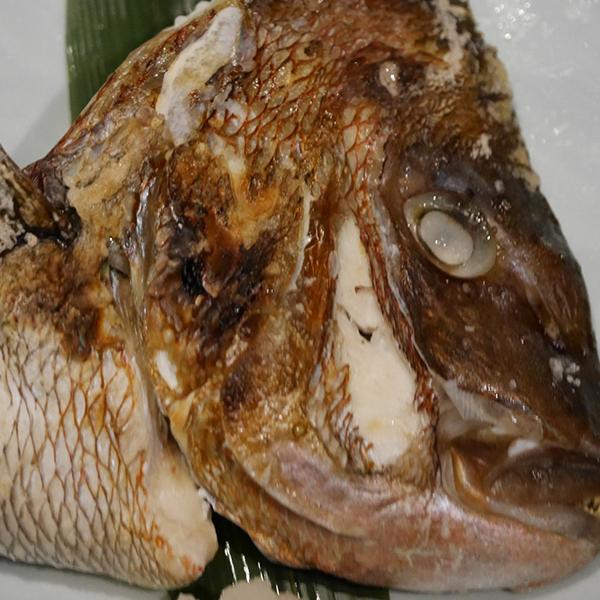 真鯛 お頭 ハーフカット 特大 2個 （2パック）鯛かぶと 鯛あら 鯛めし たい タイ タイ 鯛 愛媛産 冷凍 歳末 お歳暮 年末グルメ 贈答 迎春 | おさかな問屋 魚奏 | 06