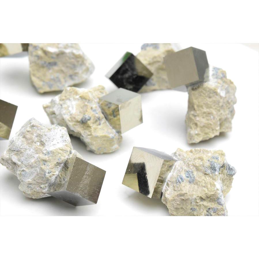 パイライト 立方体 インテリア小物 母岩　クリアスタンド付き パイライト 立方体 インテリア小物 母岩 クリアスタンド付き