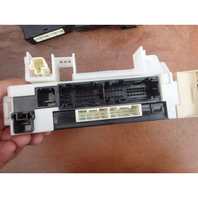 ヴォクシー DAA-ZWR80G ヒューズボックス ハイブリッドV 7人 2ZR