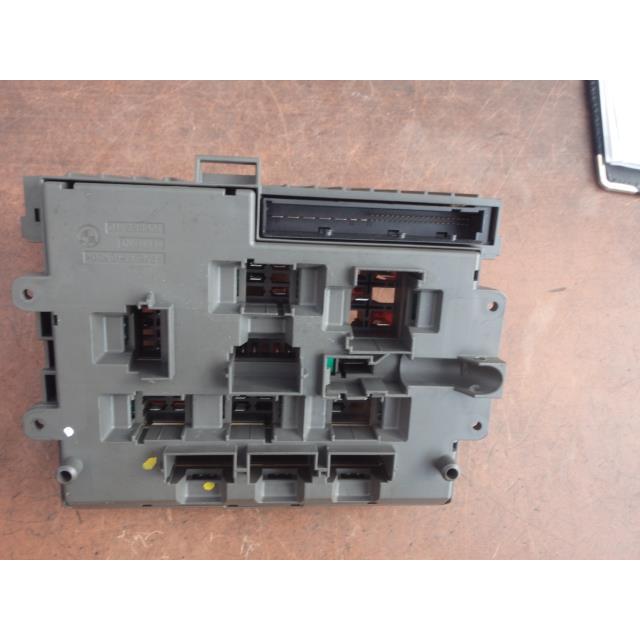 BMW 3シリーズ ABA-VR20 ヒューズボックス 320Iツーリング