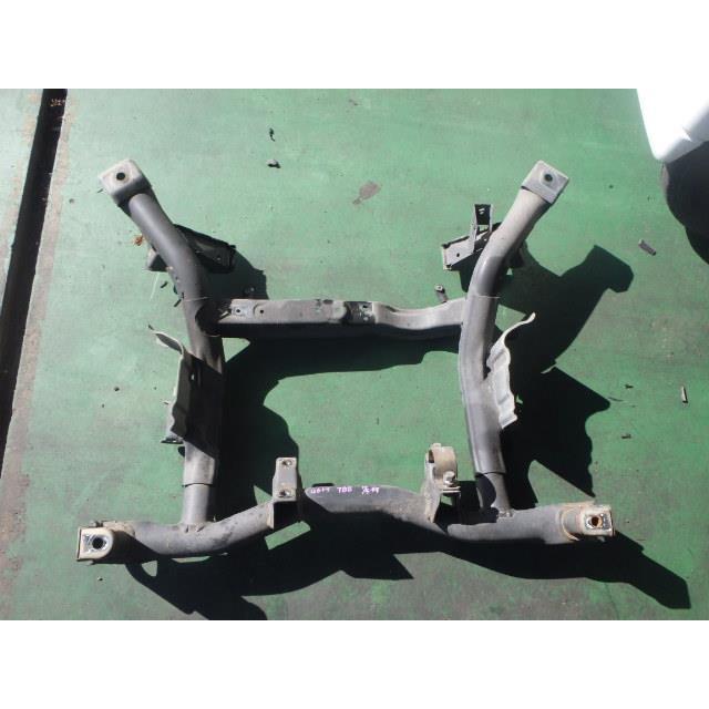 自動車 ミニキャブ U62T フロントメンバー Vタイプ 4WD 4000A065 W37